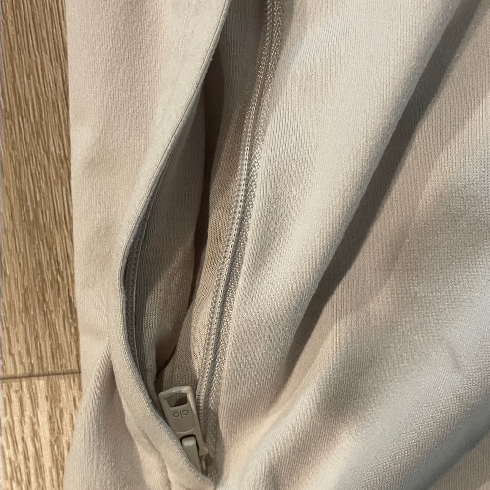 ALO Yoga Men's Light Beige Athletic Shorts - Picture 3 of 3